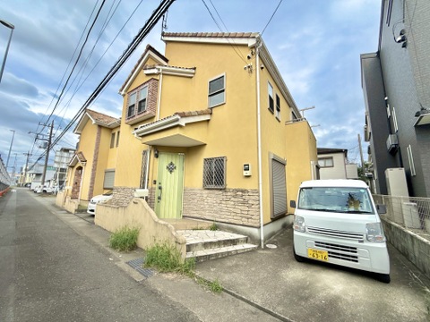 住宅街に建つ2階建て住宅、前面に駐車スペースあり