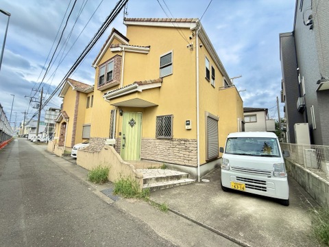 前面道路に面した2階建て住宅と駐車スペース