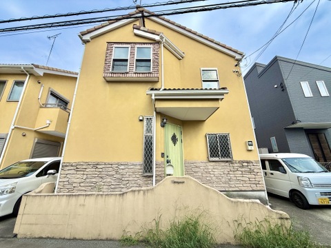 戸建て住宅の外観前面に駐車スペースあり