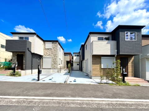 新築の2階建て住宅が隣接し駐車スペース付きです