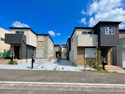 二戸一型の新築住宅、駐車場とシンプルな外観
