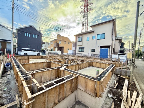 建築中の住宅基礎と周辺の建物