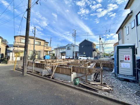 建築中の建物と前面道路の様子