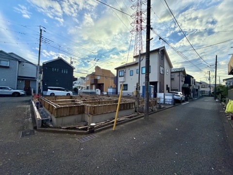建物周辺の道路と近隣住宅の様子