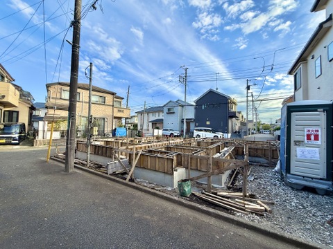 駅前の道路と住宅街の周辺環境