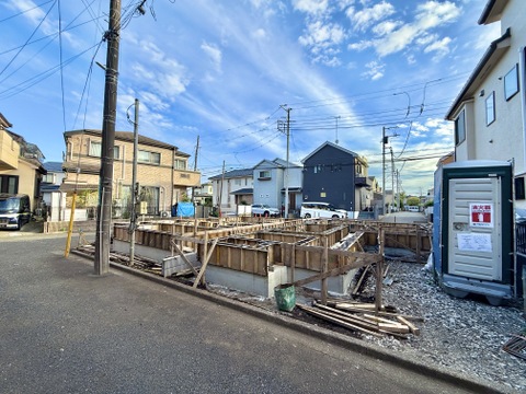 周辺道路と建築中の区画を望む街並み