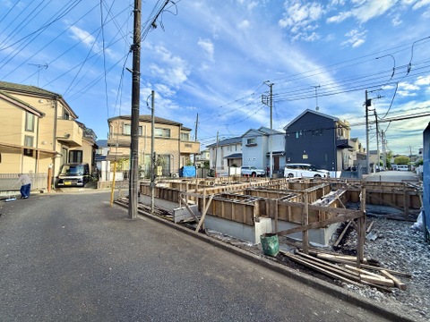 建築中の建物と周辺の街並み