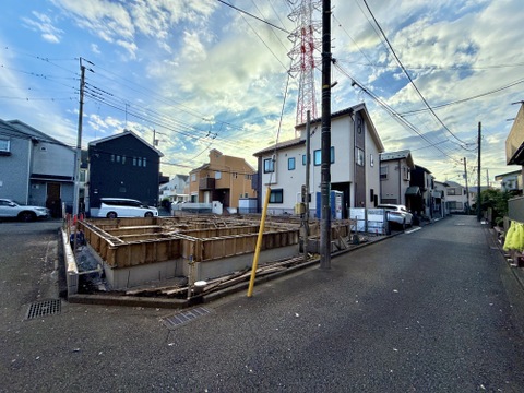 建物周辺の道路と住宅街の様子