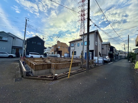 建築中の建物と周辺道路の様子