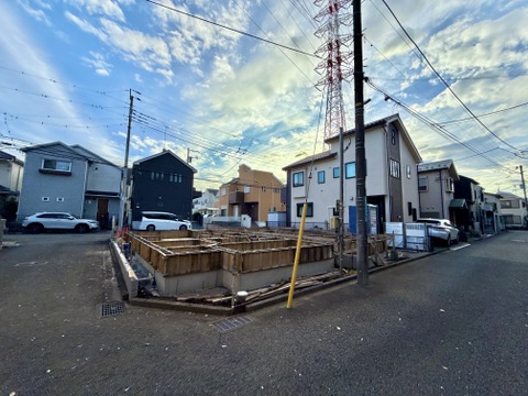 建築中の建物と周辺道路の様子