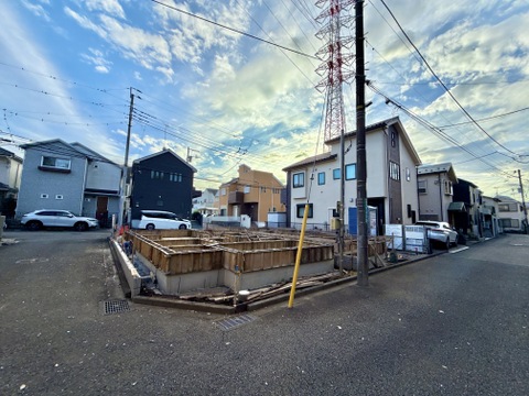建築中の建物と周辺道路の様子