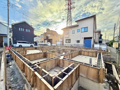 建築中の木造住宅と周辺の街並み