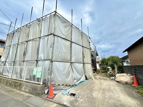 建築中の建物と前面道路