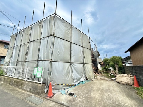 建築中の建物と前面道路