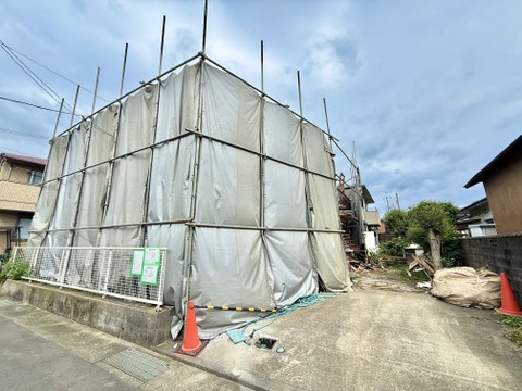 建築中の建物と前面道路