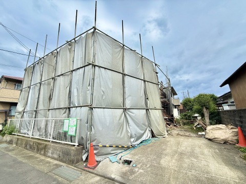 建築中の建物と前面道路