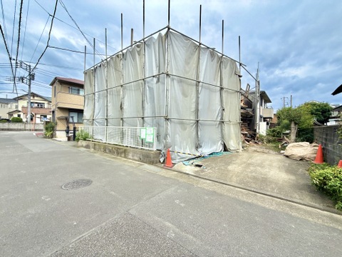 建築中の建物と前面道路