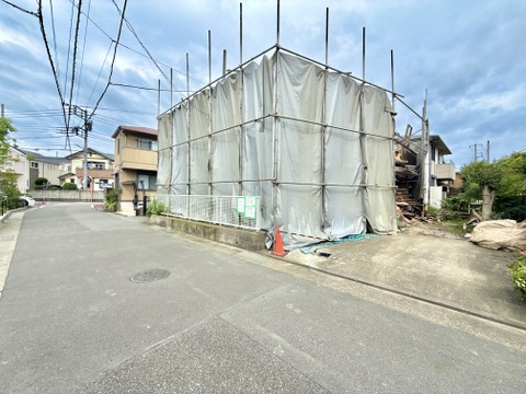 建物外観と前面道路の様子