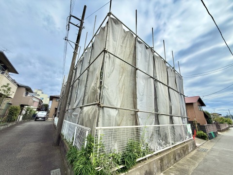 建物外観と隣接する道路の様子