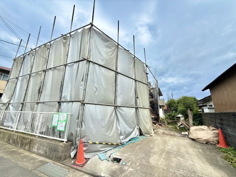 建築中の建物と前面道路