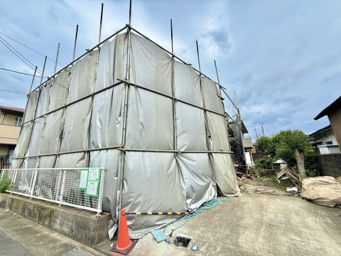 建築中の建物外観周囲に資材や足場が見られます