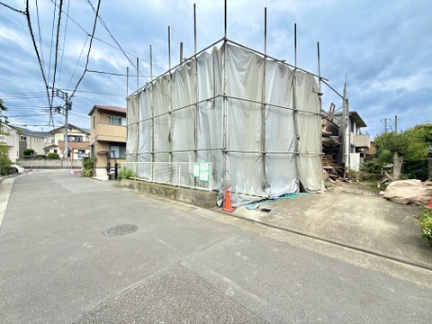 建物外観と前面道路の様子