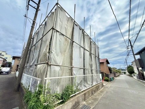 道路沿いに建つ建物の外観