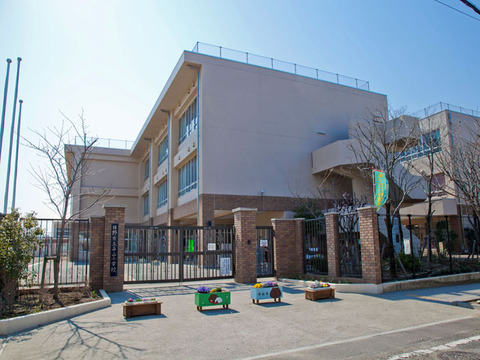 日野市立平山小学校　距離約450m