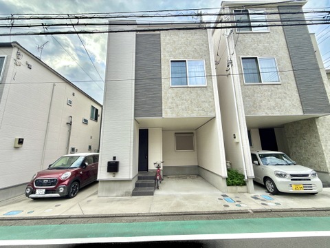 3階建て住宅の外観と前面駐車スペース