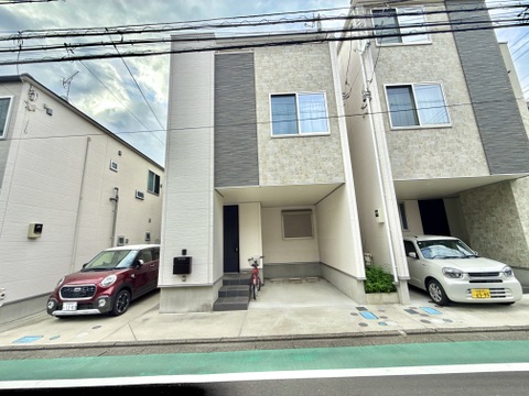 白を基調とした3階建て住宅の外観