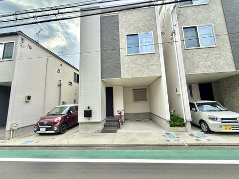 駐車スペース付きの3階建て住宅外観