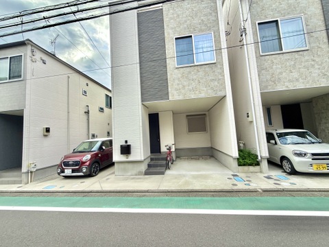 道路沿いに建つ集合住宅の外観