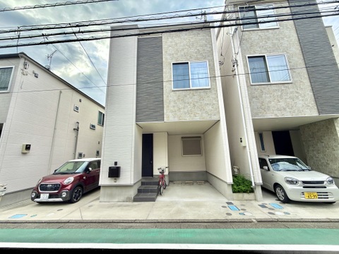 3階建て住宅の外観と前面駐車スペース