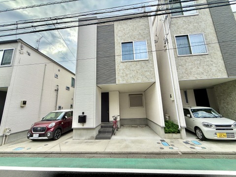 2階建て住宅の外観と前面駐車スペース