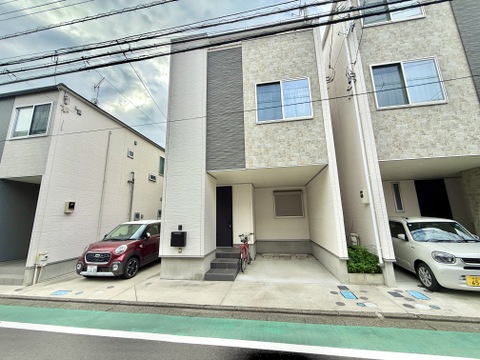 白い外壁の戸建て住宅が並ぶ街並み