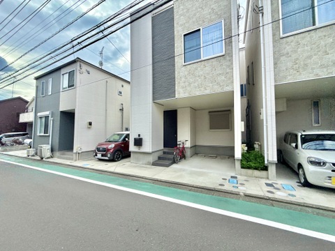 前面道路に面した住宅外観