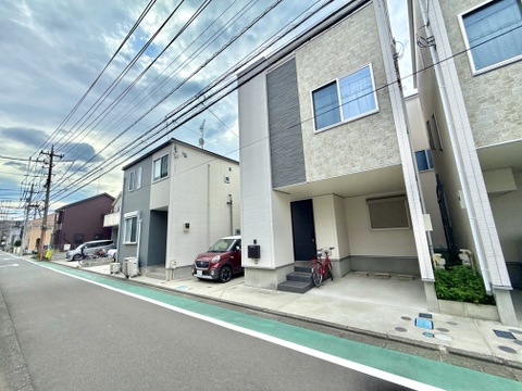 道路沿いに建つ住宅の外観