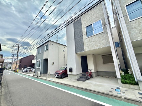 建物外観と前面道路