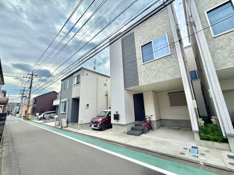 前面道路に面した集合住宅の外観