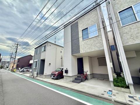 前面道路に面した住宅外観