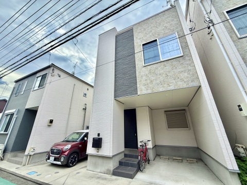 前面道路から見た3階建て住宅