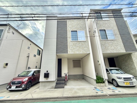 駐車スペース付きの3階建て住宅外観