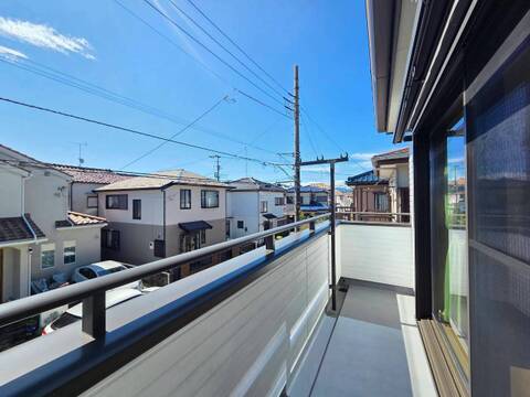 周辺の住宅を望むバルコニー
