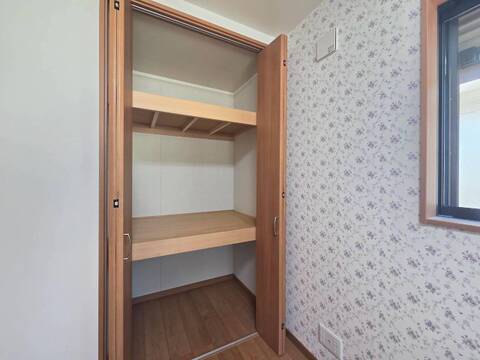 壁面に造り付けの棚がある室内