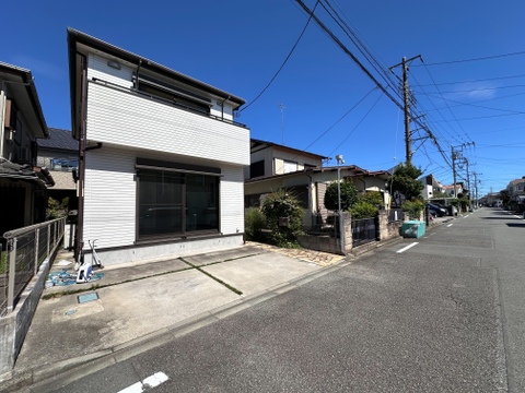 住宅の外観と前面道路