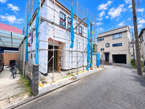 建築中の住宅と前面道路