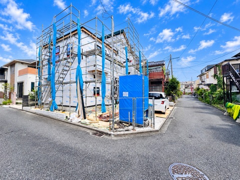 角地に建つ建築中の住宅