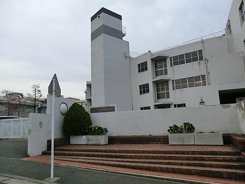 横浜市立川和中学校　距離約700m