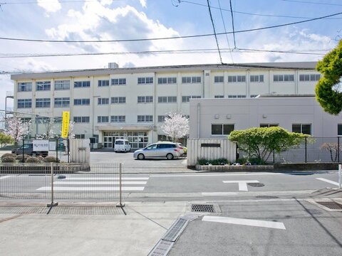八王子市立第二中学校　距離約800m