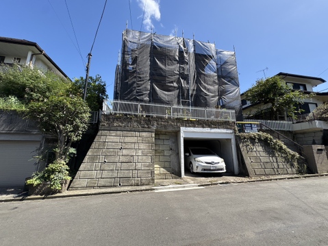 石垣と門扉のある建物外観